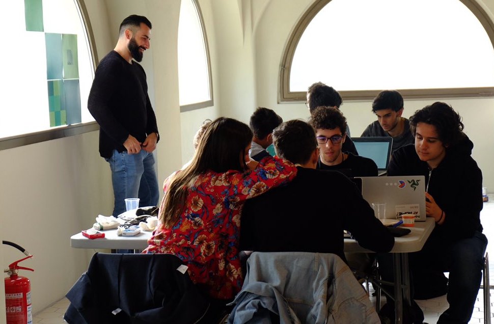 Ecco i giovani studenti del Bus Pascal e Liceo Spallanzani all'opera in una bellissima foto di <a href="/PierG/">PierG</a> al #SSEhackathon 
Grazie ragazzi!