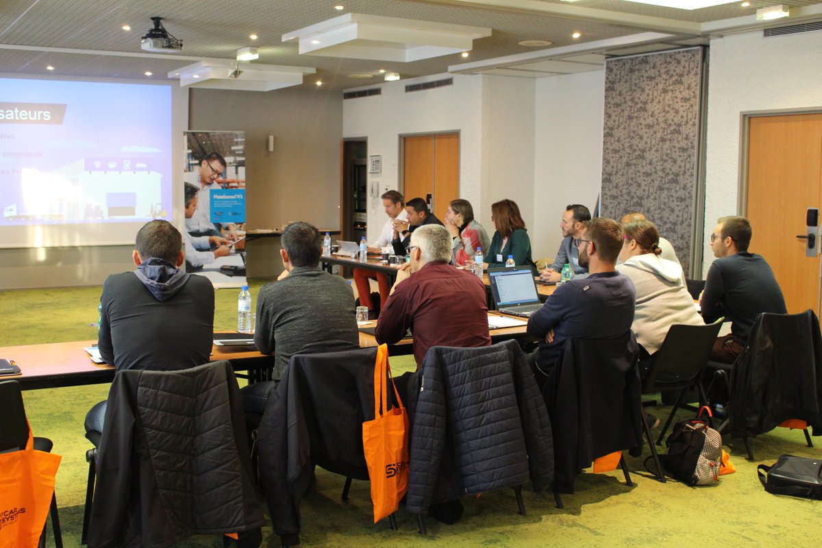 ICar_Systems's tweet photo. Nos clients sont en Touraine ! 😊
Échanges autour du 1er atelier de co-création des futures fonctionnalités de la solution Plateforme PR. https://t.co/UWQYSMyfpA