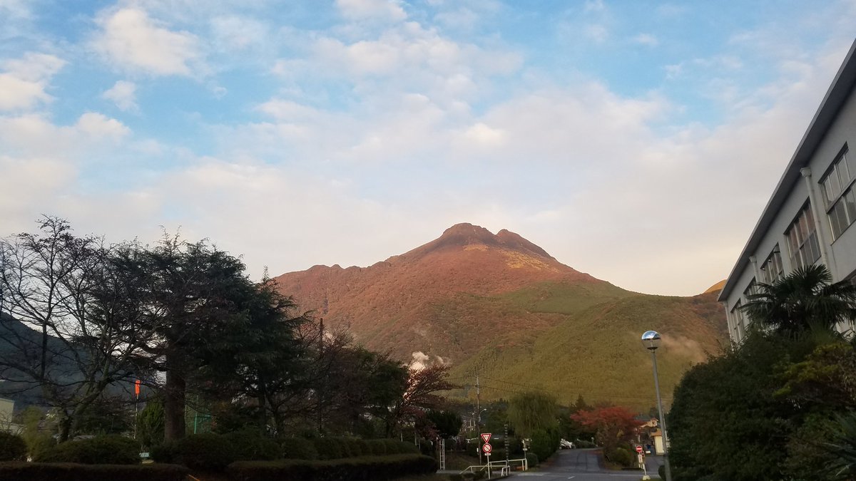 陸上自衛隊 湯布院駐屯地 公式 虹がキレイに由布岳にかかってるグワ 中の人は感動しています 残念なことにまったく伝わりませんが イマソラ スッキリ 夕日 秋空 雲 紅葉 由布岳 山 風景 景色 風景写真 目指せ 日本一 大分県 由布市