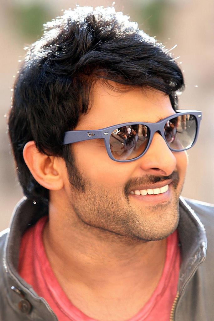NiharRoop's tweet photo. Happy birth day darling #HappyBirthdayPrabhas https://t.co/akJIB5Nls3