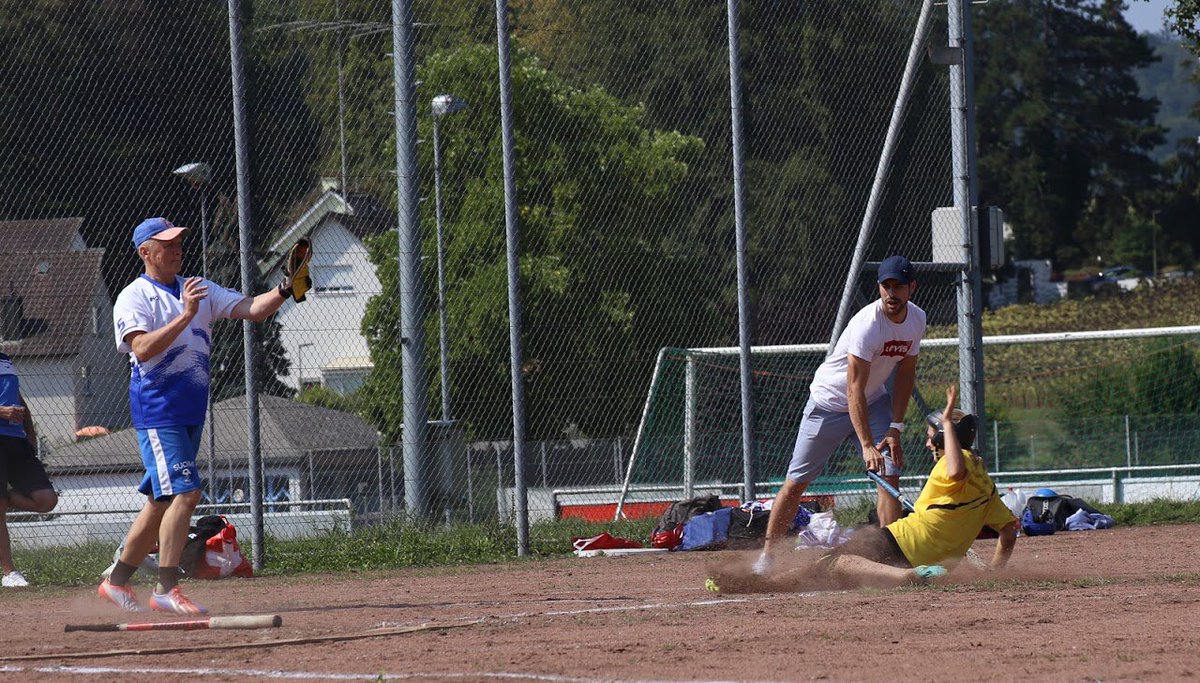 HTawast's tweet photo. Sveitsissä osataan syöksyä tyylillä. Ei voi kun tykätä. Vanha pelipaita pitäisi kyllä luovuttaa. #pesis #baseballslide https://t.co/lWD6KuYQpQ