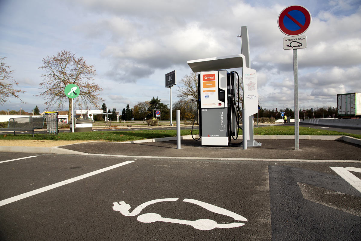AUTONOMY's tweet photo. Pour répondre à l’ambition fixée par le Plan Mobilité Électrique d’@EDFofficiel, sa filiale Sodetrel, dédiée aux infrastructures de recharge, a annoncé devenir @Izivia et a dévoilé en exclusivité à #Autonomy2018 sa nouvelle identité et stratégie. https://t.co/SADVcskmSd https://t.co/suXpxdhZ8i