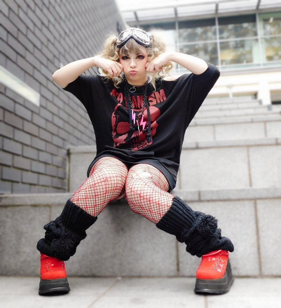 _yamigal's tweet photo. Kermit purple (on fb and Kermit__purple on insta) took these bomb ass photos of me at the #gyaru #halloween meet i was at this Sunday 😍 #glavil https://t.co/SeZH6zh6A6
