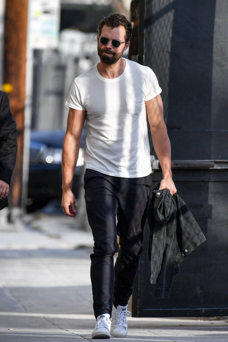 RoratoSilvia's tweet photo. #JamieDornan #WhiteTshirtAppreciation #SoMuscled #Sunglasses #SoCool #JimmyKimmelLive #Arriving #LosAngeles Thanks so much @EverythingJDcom https://t.co/WnYo0ffSNX