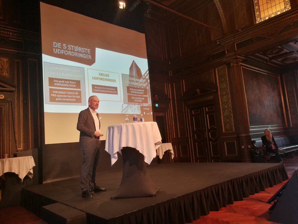 samspil's tweet image. Anders Ulrik Kristoffersen, Region Sjælland, fortæller om de 5 største udfordringer for henholdsvis ordregivere og tilbudsgivere på #udbudskonference2018 #opsdk