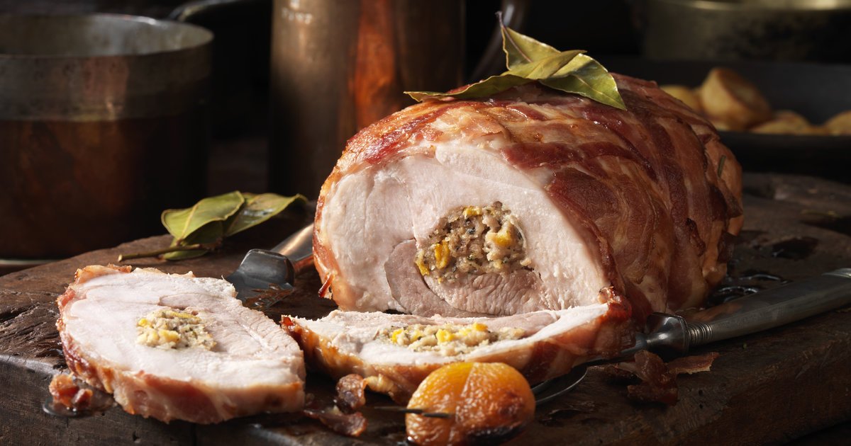 HuffPostUKLife's tweet photo. Stuffing, pigs in blankets and turkey: The best supermarket to buy your Christmas food has been revealed https://t.co/Ce482S0YOi https://t.co/XBNrm6LAit