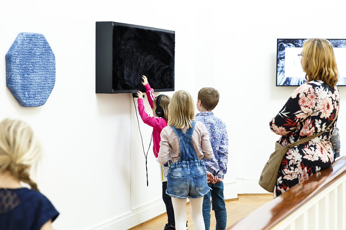 MuseumArnhem's tweet photo. 2/2 | Herinneren jullie Kozie nog in Museum Arnhem? Jong en oud genoten in de tentoonstelling van @roosmeerman #kunstlab van tastbare wandobjecten die verschillende geluiden opwekken #ThrowbackTuesday #2017 #museumarnhem https://t.co/nAMbReliCo