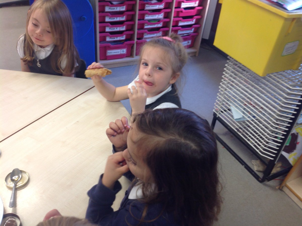 QRA_2026Y5's tweet image. FS2 children enjoyed their marble jar treat of Pancakes, chocolate, jam and honey last Friday! Well done for everyone working so hard to fill the marble jar. Remember to keep on green to take part in our marble jar treat. #goodlearning