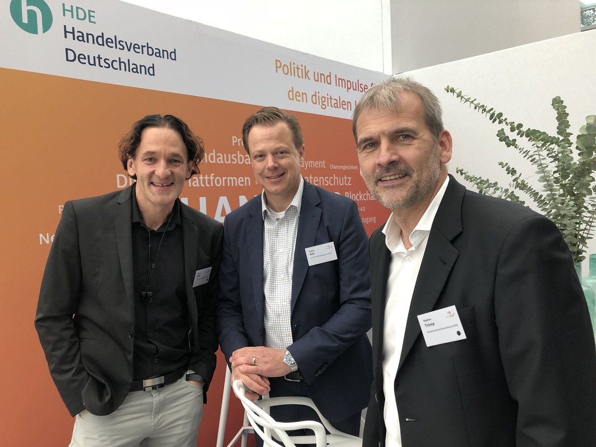 Am HDE-Stand bei der #NEOCOM: <a href="/martin_wild/">Martin Wild</a> und <a href="/StephanTromp/">Stephan Tromp 🇪🇺</a>