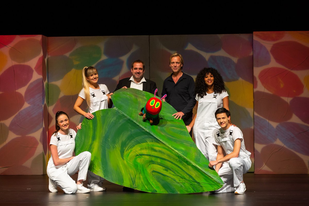 MarkTheater's tweet image. Trotse producenten tussen de geweldige cast van "Rupsje Nooitgenoeg en drie andere verhalen van Eric Carle". (vlnr Kate Hoffman, Ilse Klein Geltink, Mark van Ierssel, Rupsje Nooitgenoeg, Fokko Vonk, Kelly Alblas en Robin de Weerd. #RupsjeNooitgenoeg @impact_theater