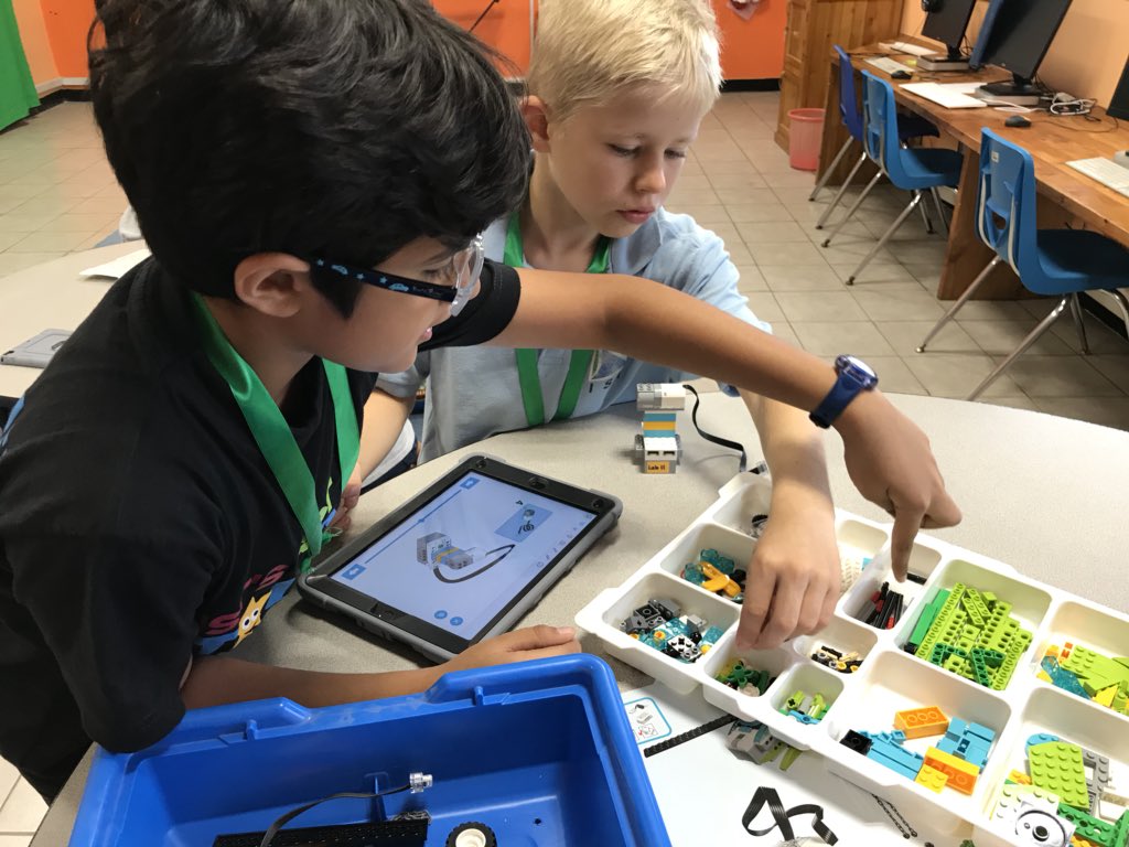 UbunifuLab's tweet photo. @istafrica Grade 3 student Twiga Tech Team chose to run LEGO WeDo lunch time activity for their grade  #istafricalearns #construct https://t.co/aceRkXtpAD