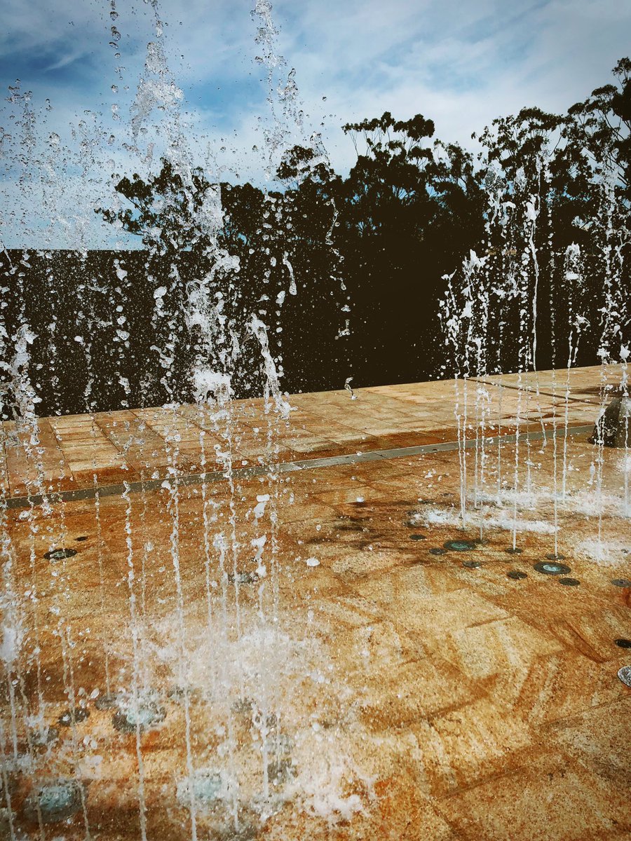 angiedimi's tweet photo. I almost felt like jumping in, as a kid would... Can’t have too much fun on a #businessday but can capture a moment of #waterbliss behind a picturesque, #sydneyspringday ☀️🌻. #lunchtime in my world 🌈❤️#sydney_insta #zetland #sunnydays #walkinginsydney #greensquarelibrary https://t.co/WQbGHCcljg