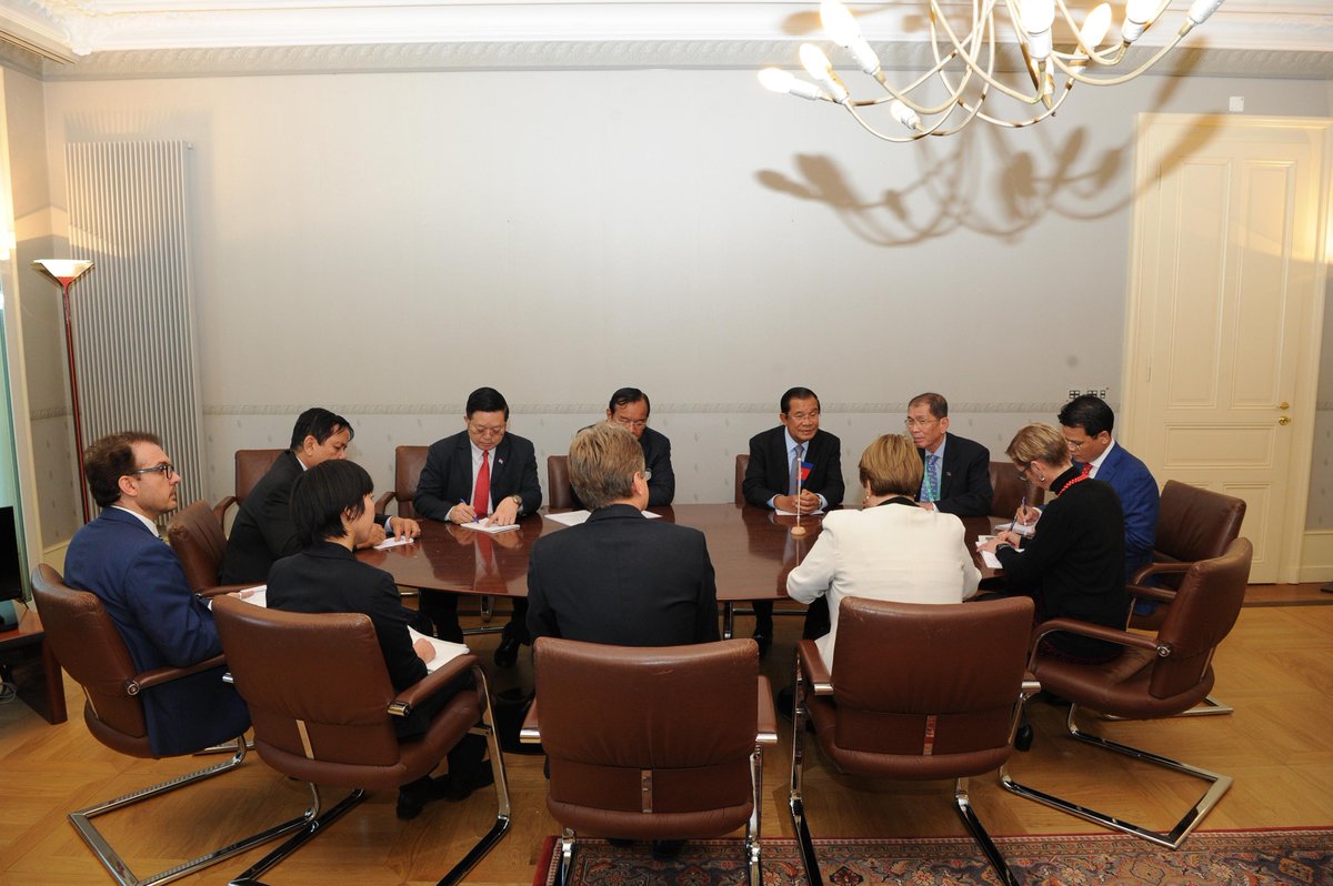 cambodia__real's tweet photo. Cambodian Prime Minister Hun Sen, on Monday, held bilateral talks with United Nations High Commissioner for Human Rights Michelle Bachelet in Geneva, Switzerland.
===========
#UNCTAD2018 #HunSen #Cambodia #Geneva #Swiss #Cambodiafirst https://t.co/DnU116xd6Z