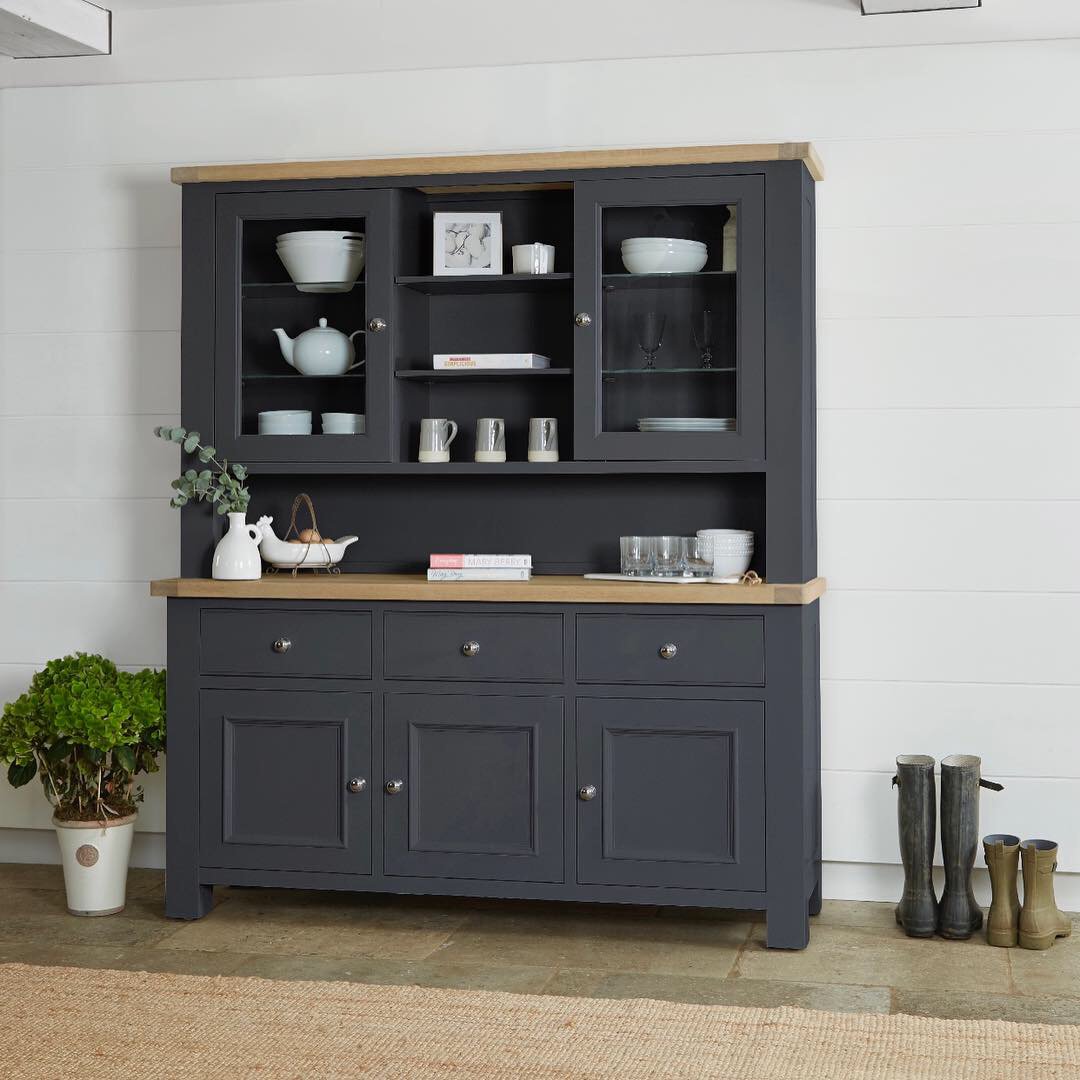 CorndellFurn's tweet photo. Our #Daylesford collection exudes quality &amp; elegant country chic, with its modern twist on a classic aesthetic.  The wide range of #handpainted colours, along with a handle selection and a choice of three oak tops, results in truly personalised #furniture for your home.
#corndell https://t.co/v8MMmuK22e
