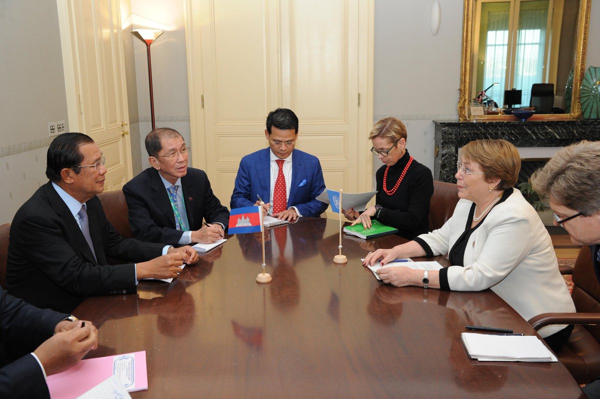 cambodia__real's tweet photo. Cambodian Prime Minister Hun Sen, on Monday, held bilateral talks with United Nations High Commissioner for Human Rights Michelle Bachelet in Geneva, Switzerland.
===========
#UNCTAD2018 #HunSen #Cambodia #Geneva #Swiss #Cambodiafirst https://t.co/DnU116xd6Z
