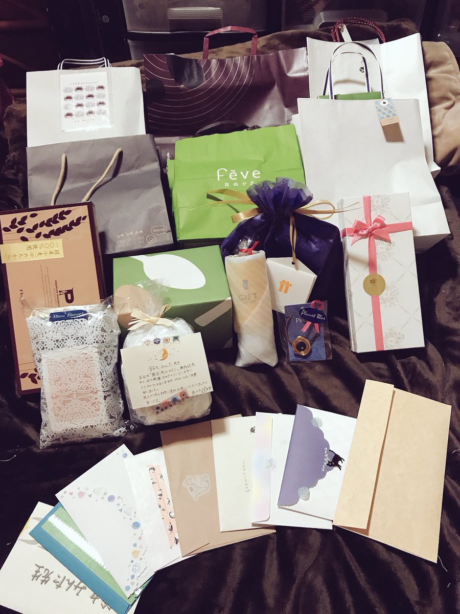 ট ইট র 鈴丸みんた サイン会でいただいたプレゼントが本日無事に届きまして 開けさせていただく前にひとまずパシャリ お手紙は袋から出ていたものだけ並べてあります すみません