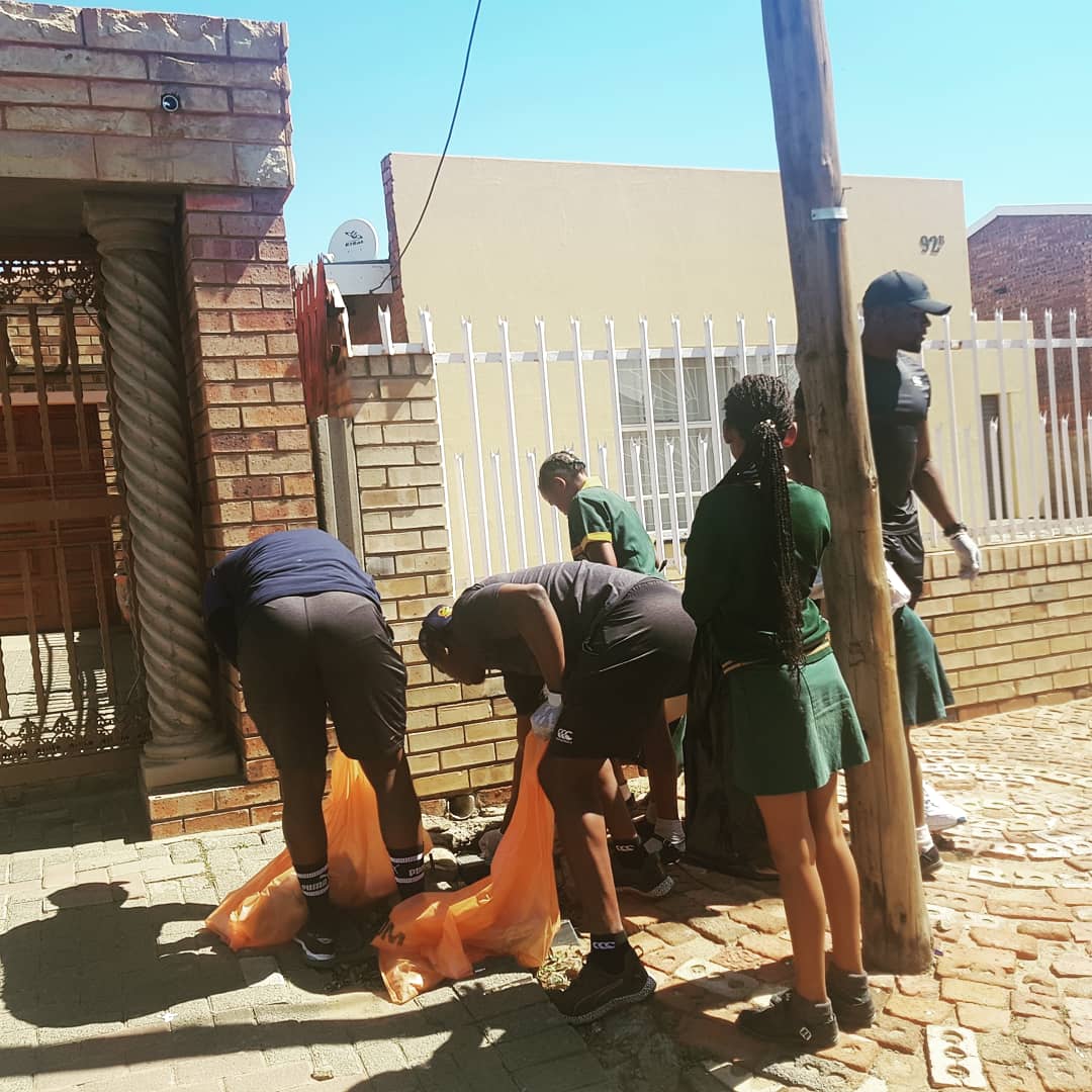 CheetahsRugby's tweet photo. @CheetahsRugby had a Clean-Up program at the Heidedal community, in support for Miss Earth SA 2018, Margo Fargo.

#wastestopswithme
#MargoFargo
#MissEarth2018
#MissEarthSouthAfrica2018
#FillUpToyotaStadium

@missearth_sa https://t.co/mQXROYNAAy
