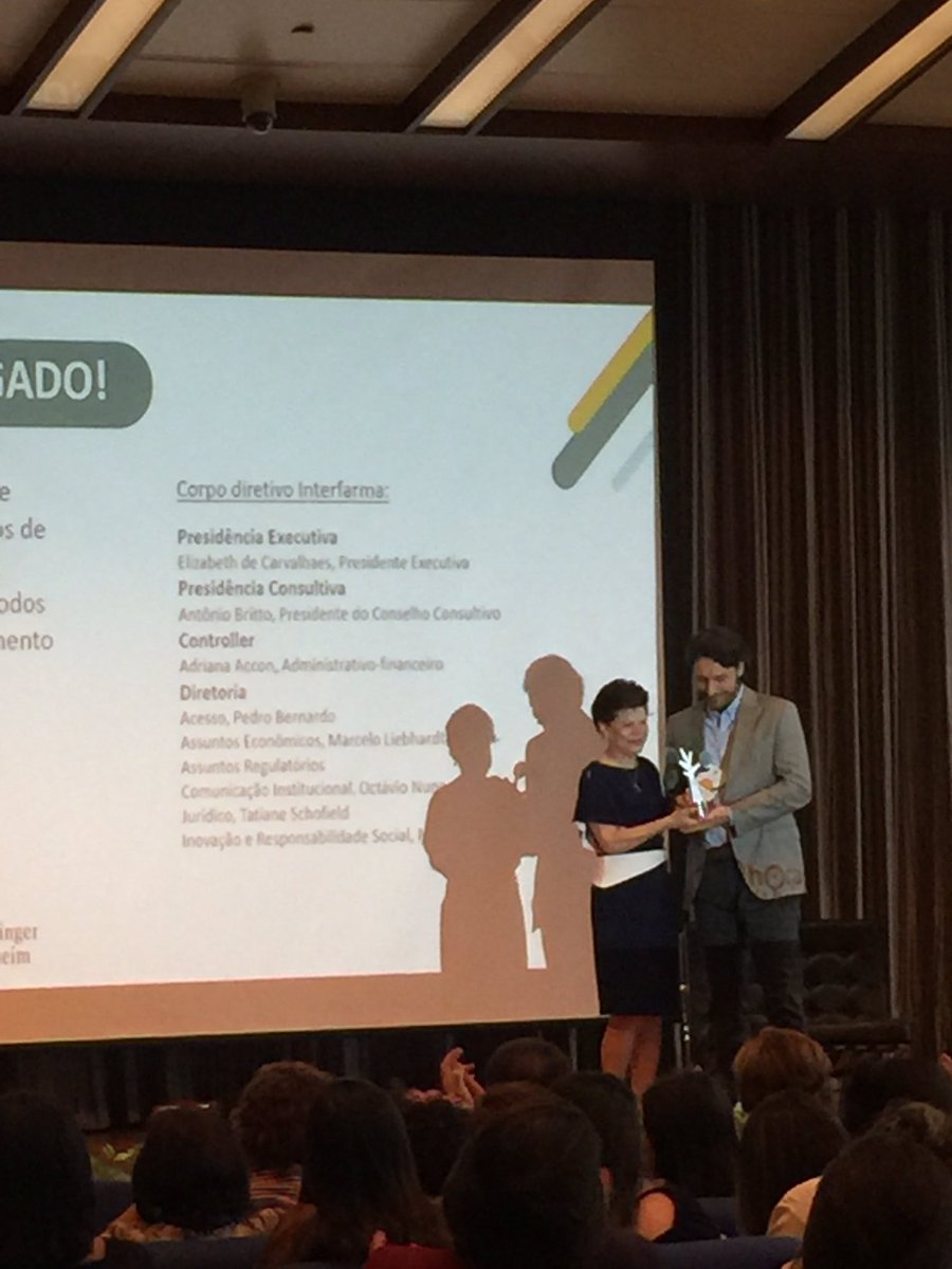 O projeto @HorasdaVida recebe o prêmio “Compromisso com a vida” das mãos de nossa presidente executiva.
O programa que faz um trabalho social muito bonito para a população de baixa renda, ganha o troféu nesse ano. #ResponsabilidadeSocial #INTERFARMA https://t.co/PfuorO9KPE