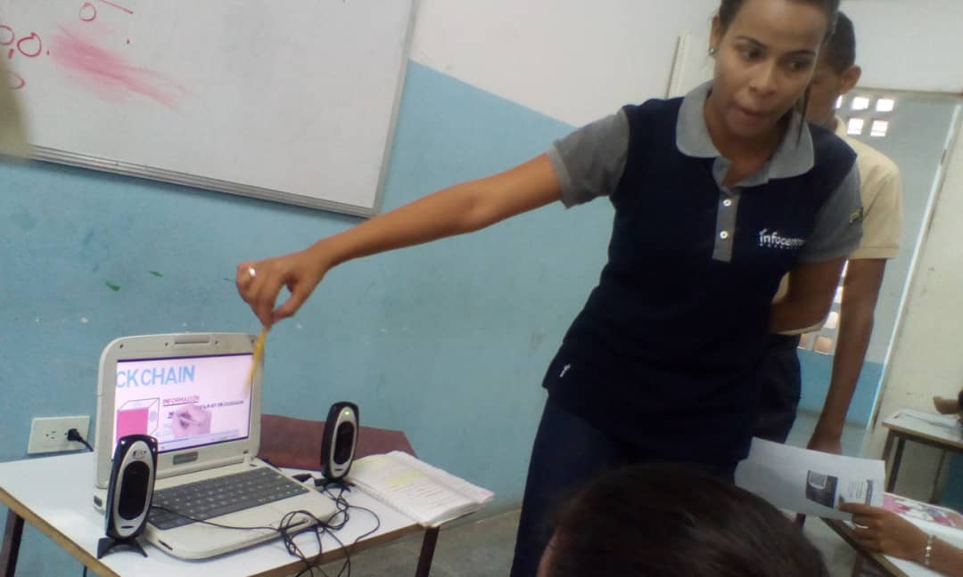 NuevaEra2023's tweet photo. #InfocentroEnCafe #23Oct #FelizMartes desde @InfocentroVe #Anzoategui continúa el plan masivo de formación de economía digital. Estudiantes del
Liceo "Argimiro Gabaldón" Molorca @NicolasMaduro @hugbelpsuv @RevEnDigital @Mariana4x4 @InfocentroVE @Jesuarte2012 https://t.co/gHeIjtTdhp