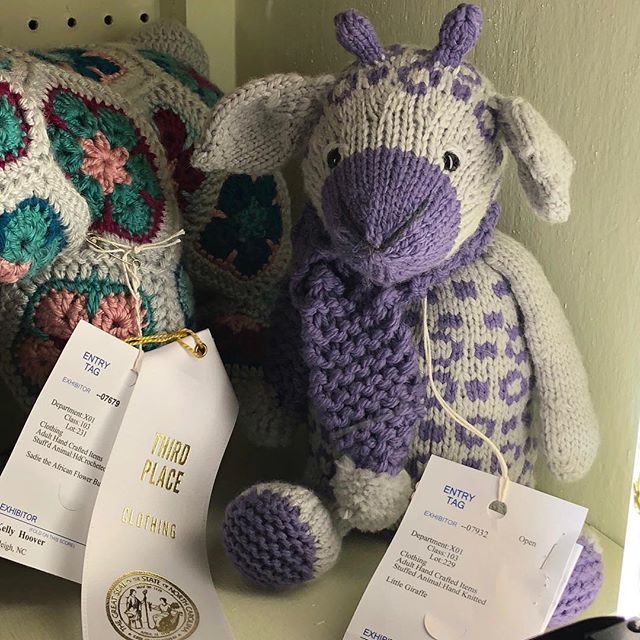 KnittingDaddy's tweet photo. My #LittleGiraffe (pattern by @susanbanderson) had a great time hanging out at the fair. I don't know why they displayed it with the crocheted animals instead of the knitted ones, though.⠀
⠀
#knitting #knittersofinstagram #countyfairkal #ncstatefair … https://t.co/CskpanjBUL https://t.co/csKspGXwY0
