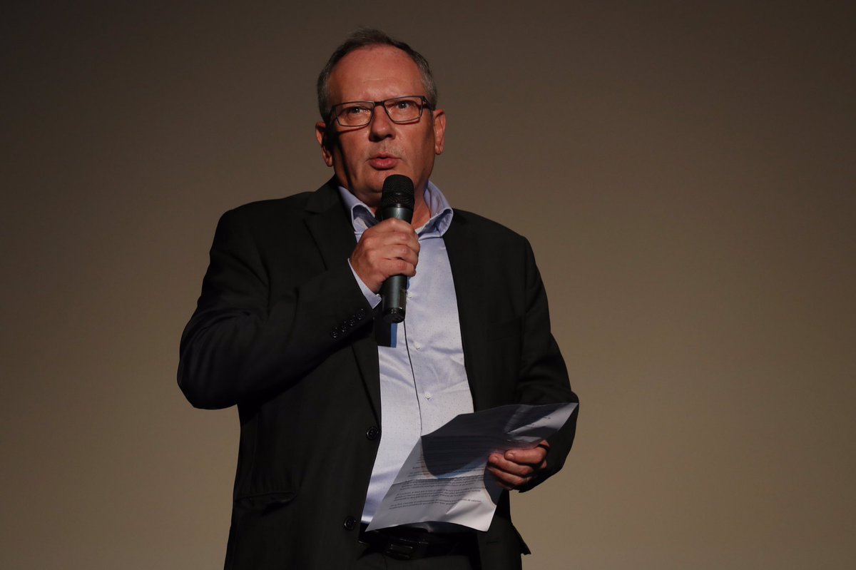 DirectWebNevers's tweet image. Emmanuel Sallé, parrain de la promotion @DigisupEcole 2017/2018 de Nevers, est heureux d’avoir remis aux étudiants leur diplôme vendredi soir au Casino de Pougues les Eaux en présence du Président de la CCI Nièvre.