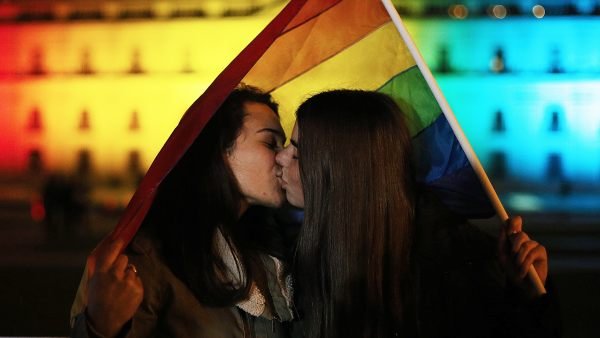 FueraCloset_AC's tweet photo. El amor no mata, el odio sí. 👭❤️🌈

#YoEstoyFueraDelClóset #ViveLaDiversidad https://t.co/9NyJZOQian
