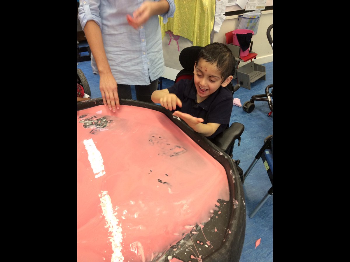 wilsonstfeed's tweet photo. #wsbees enjoying messy play #wseyfs #wsexpressiveartsanddesign https://t.co/0YfA9WYY9i