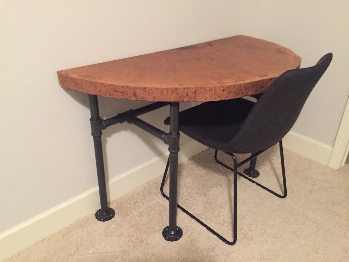 IsaacColeMusic's tweet image. The desk that my dad made for my new place in Nashville. #gretschguitars #legendarywhitetails #customdesk #whiteoak