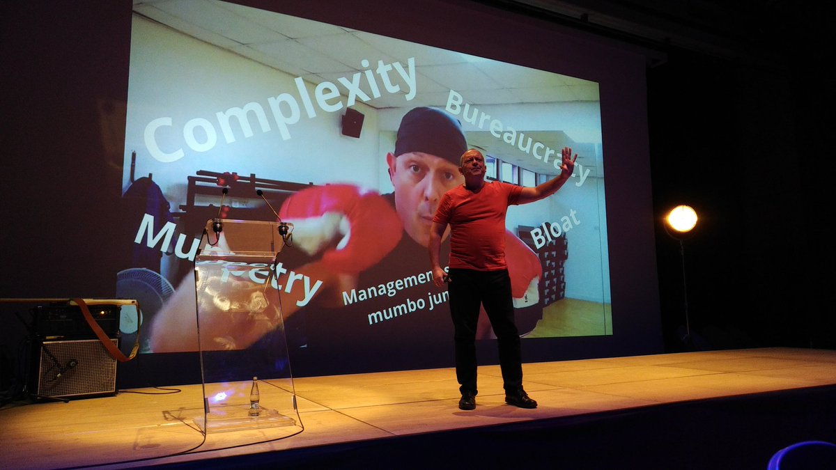 vladbystrov's tweet photo. Na #forummedia2018 jde do tuhého. Marketingový boxer #rogeredwards se rozhodl probrat všechny, kdo vydrželi až do konce :-) https://t.co/lUpNn5Vl5A