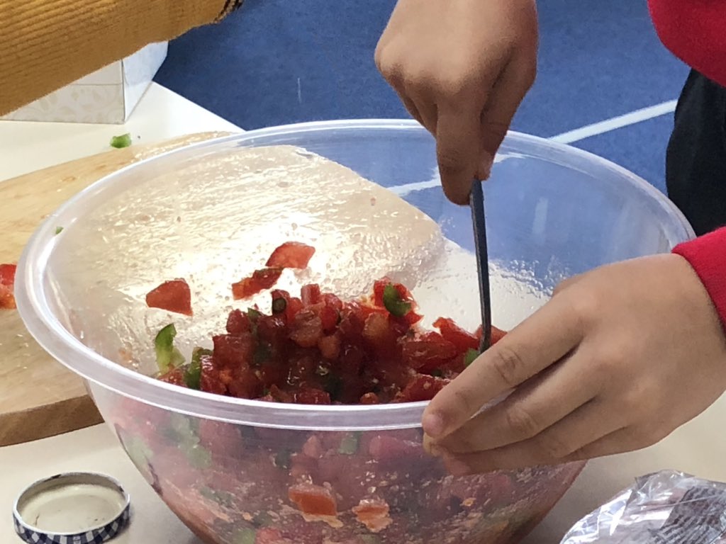 MissPopat1's tweet photo. Today Sycamore helped me follow some instructions to make some yummy salsa! #English #Instructions #MexicanDay #SalsaTasting #Mexico 💃🏻🌮 @headcherrytree1 @DeputyHeadCTS1 @MsPhillipsCTS1 @MsGreenCTS1 https://t.co/Ovb31DCjet
