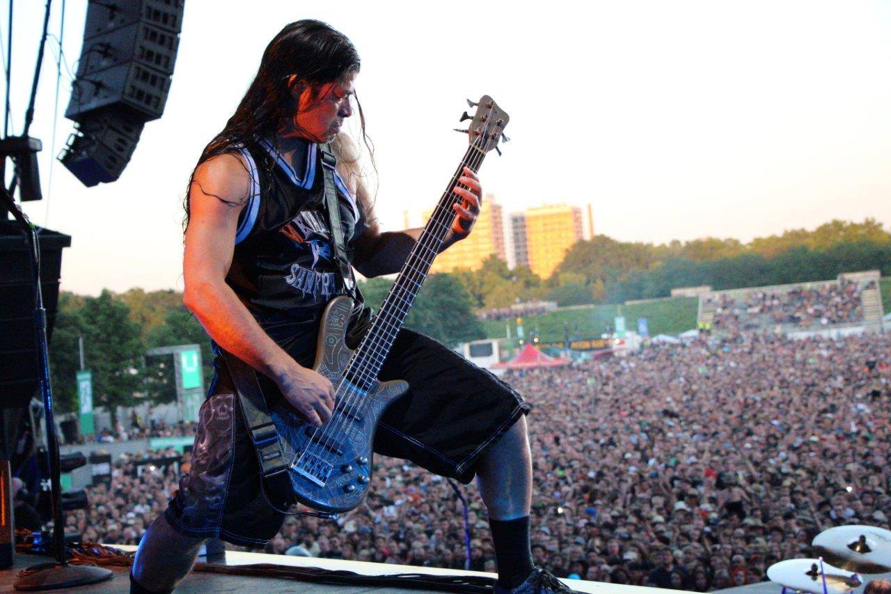 Happy 54th birthday Robert Trujillo !     