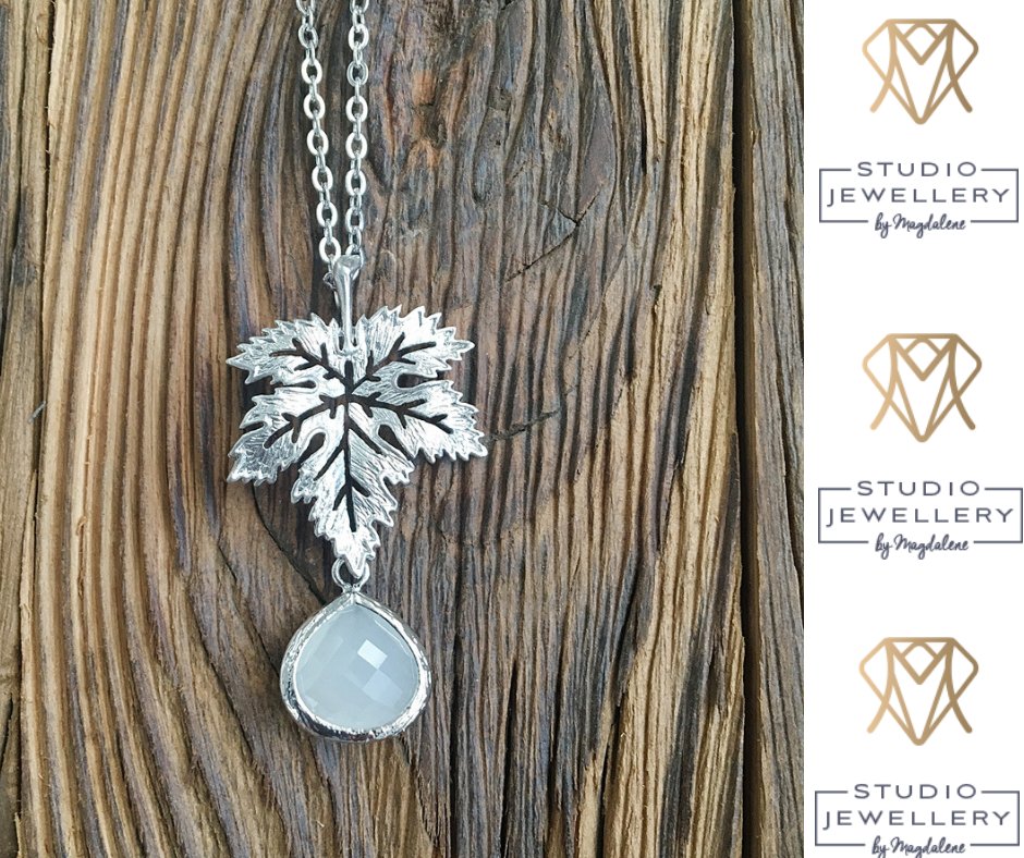 Unikatowy wisiorek z bardzo modną, dużą zawieszką Liść Klonu.  🍁
Idealne uzupełnienie jesiennych stylizacji.  😊
➡ bymagdalene.com.pl/pl/p/-Krysztal…