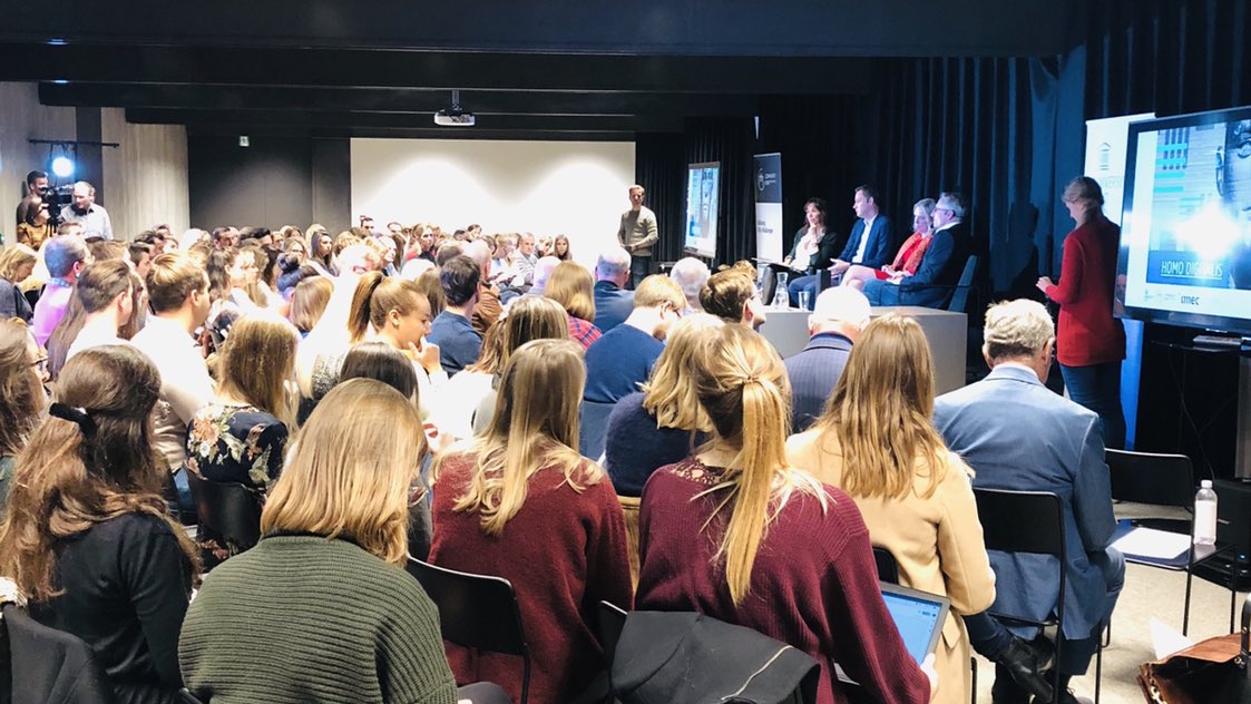 alexanderdecroo's tweet photo. Hoe geven we onze scholen &amp; universiteiten digitale versnelling?

💡Focus op leren leren
🚺 Stimuleer #STEM bij meisjes door rolmodellen
💻 Maak in curricula ruimte voor #AI en #bigdata
💪🏻 Geef leerkrachten vrijheid om te innoveren in plaats van hen te robotiseren

#digitaleweek https://t.co/RDpjcczaTf