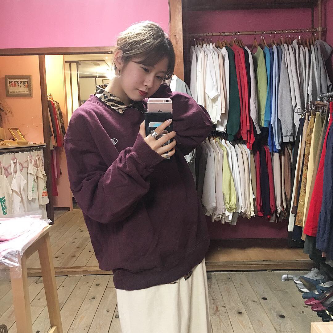 spia_s___ae's tweet photo. new ♡♡♡
↪︎ スウェット入荷
.
ゆるっと、だぼっとな
サイズ感がさらに華奢に
魅せてくれます…♡
首元があいてるものは、
ワンショル風に着こなすのも💯
是非店頭でご覧ください！
.
.
#spia #used #中崎町
#古着屋 #レディース https://t.co/2kauBntthO