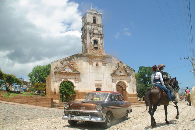 The beautiful city of #Trinidad in #Cuba during the San Juan Festival ailishinwonderland.com/2018/04/06/san…