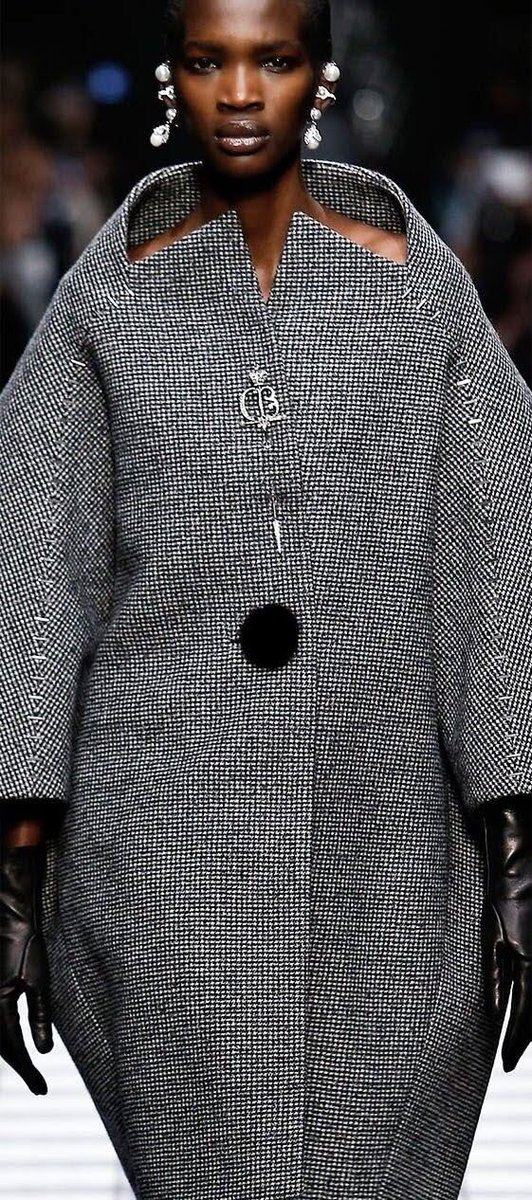 AlmaAlessandra's tweet image. #coatseason #sartorial #eggshape #details @BALENCIAGA