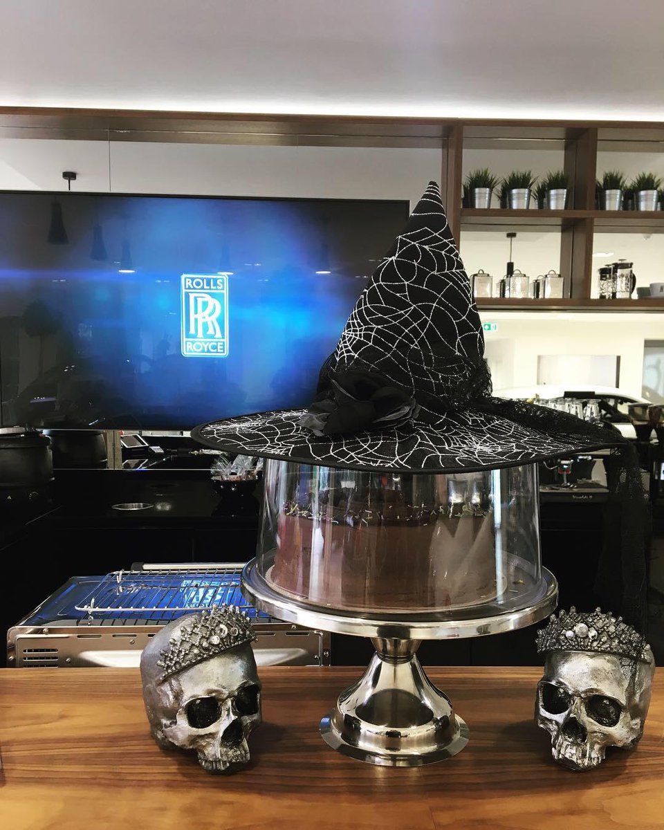Getting into the Spooky Spirit at Rolls-Royce Motor Cars Manchester🎃
#Halloween #RollsRoyce