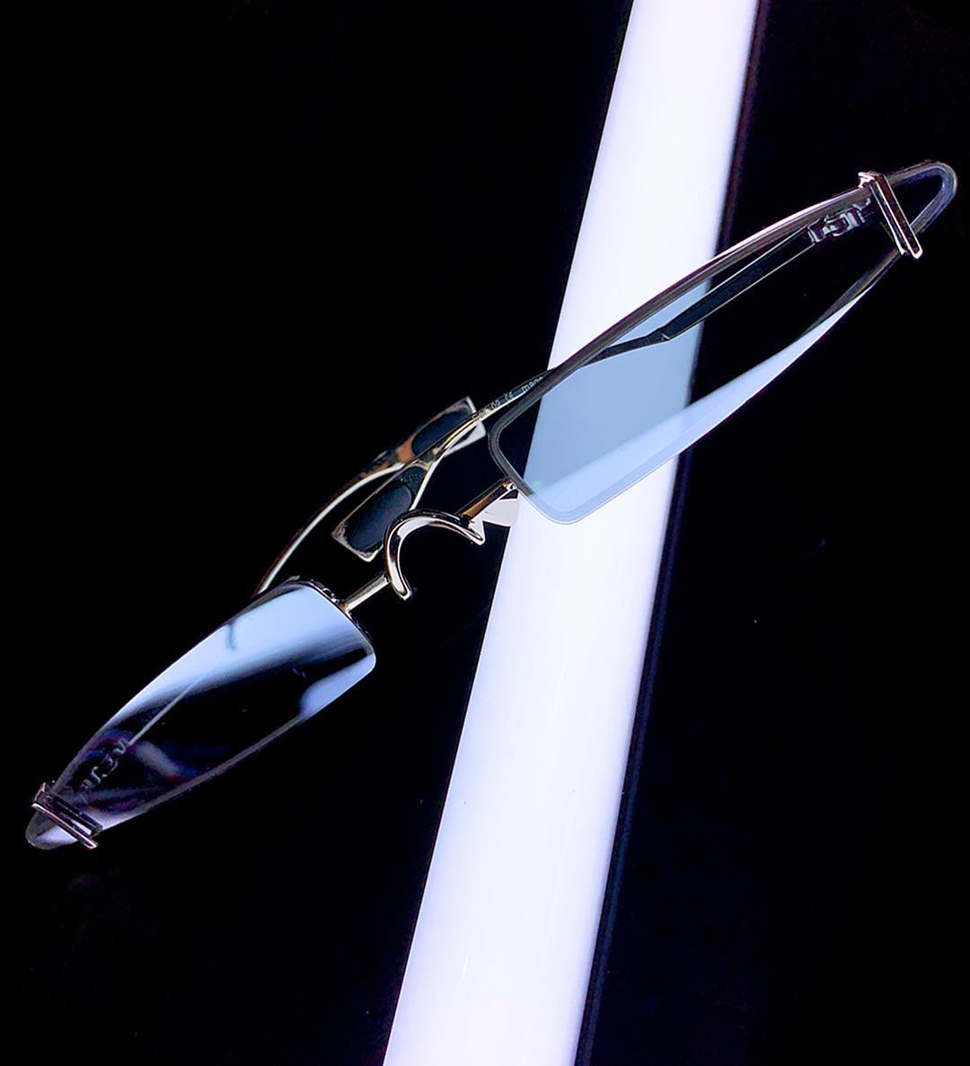 _GentleMonster_'s tweet photo. Peek-a-Boo 02(1M)
One of 'ONCE UPON A FUTURE' capsule collection. Stainless steel nose pad and unique short temples with mirrored lenses.
#onceuponafuture #gentlemonster #gentlemonsterpeekaboo https://t.co/kVLXGWYQic