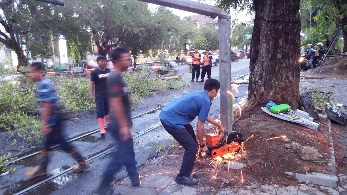 damkarsurakarta's tweet photo. 15.34wib Evakuasi pohon tumbang yg menutup arus lalin didepan museum radya pustaka yg mengakibatkan robohnya tiang PJU.
@FX_Rudyatmo @humaspemkotsolo @PEMKOT_SOLO https://t.co/L61oyKf8Hl