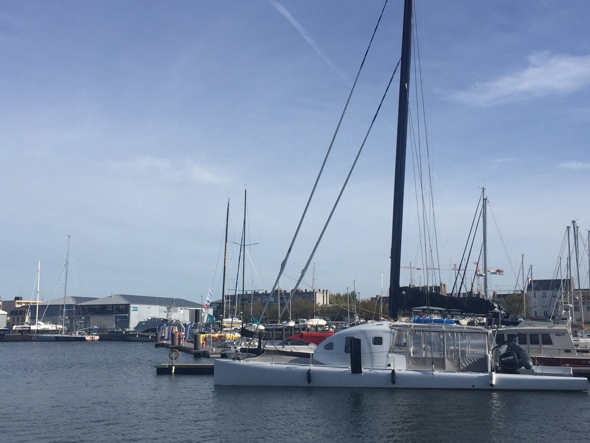desjoyeaux's tweet photo. Merci @ServaneEscoffie et @LouisBurtonOff de loger #z2015 @mer_agitee à la place de votre joli @bureauvallee, le temps des derniers préparatifs de la @routedurhum ! https://t.co/npLcwQoWMh