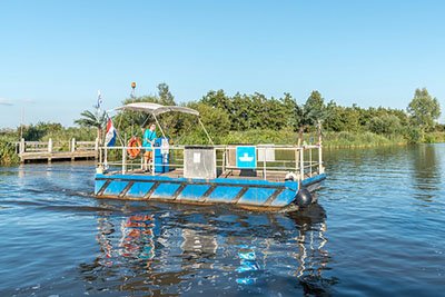 Het pontje over de Skarster Rien bij Boornzwaag is uit de vaart.  Dit in verband met een reparatie van een defect aan de voortstuwing. Vanaf volgend jaar vaart de pont weer volgens de vaste vaartijden. defryskemarren.nl/publicaties/ni…