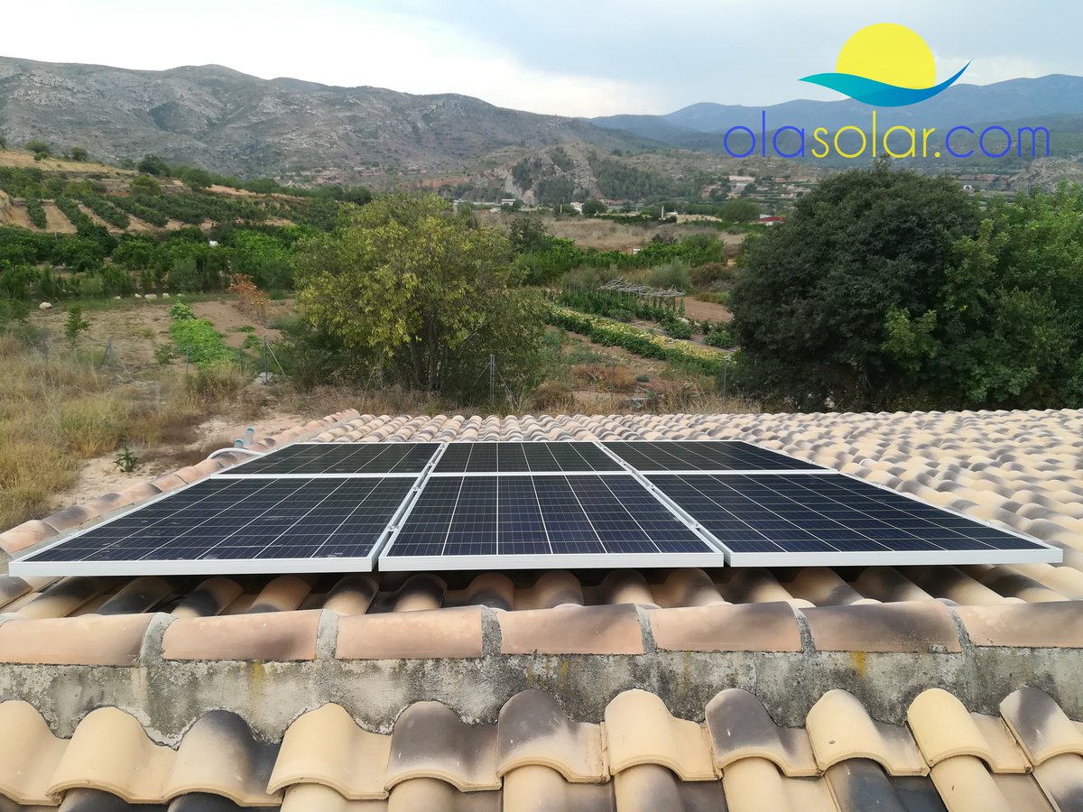 solar_ola's tweet photo. La revolución solar ha llegado para quedarse 2.4/1.6 kWp, ¡dos tejados menos! 💪🌞🔌 https://t.co/FjqE2jmr89