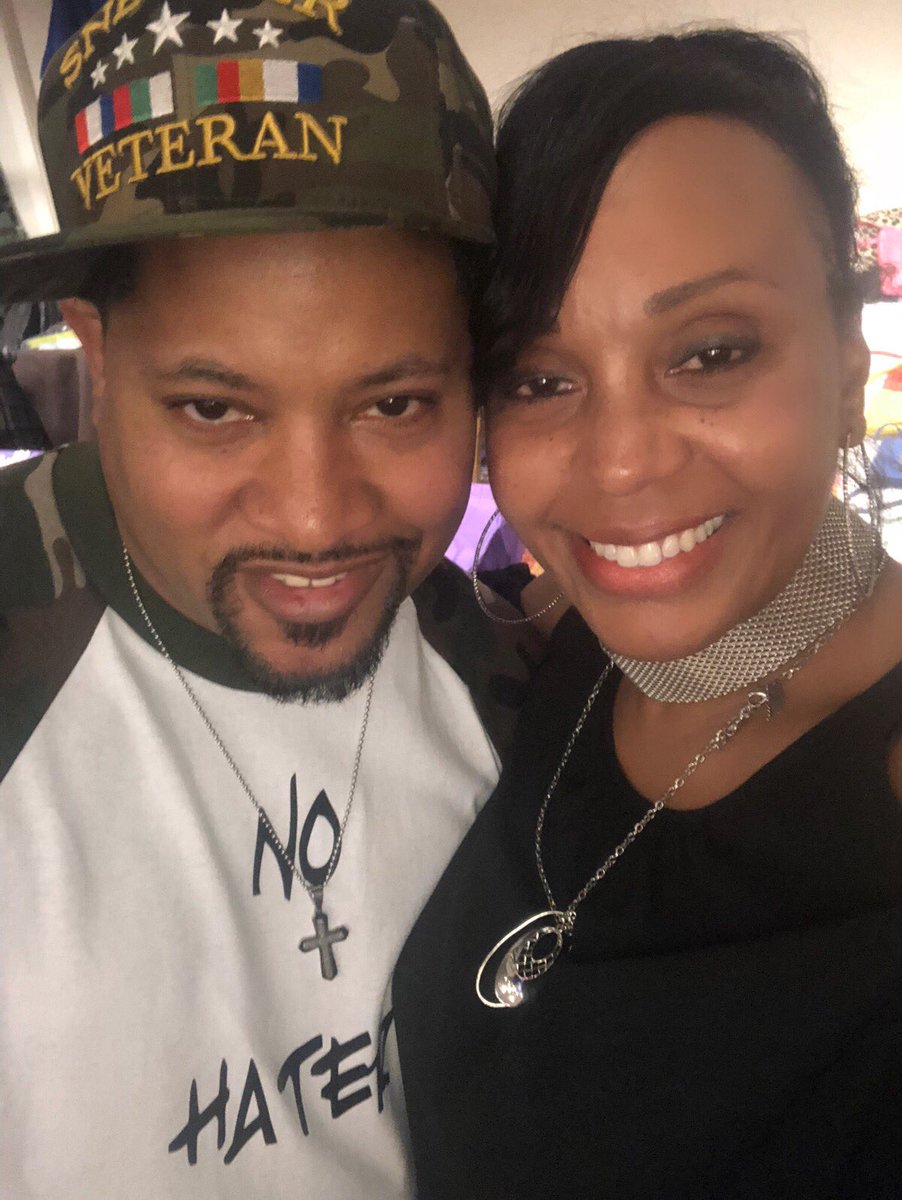 RhondaSupreme's tweet photo. Ran in to a few great artists in the industry at #FemCon2018 #TheWatsonHotel #NYC @oranjuicejones7 @DJDIAMOND @Lasunshine369 #TheTreacherousThree #mabarker @champdiva73 #FemaleEmpowerment in the Industry @rhondasupreme @FameAcademyNY #RhondaSupreme @freeagentradio @Power102Jamz https://t.co/YkJdnP67QT