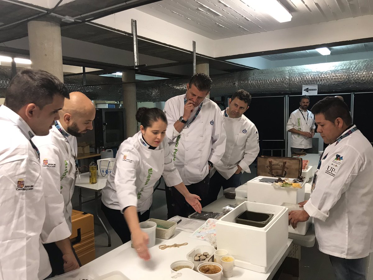 La cocinera Elena Lucas del @ResLaLobita coordina el plato conjunto que elabora junto a @VitTrigo, Oscar García de Baluarte, Marc Segarra de @AR_LeDomaine , @restauranteVG, @Chefpedromario @pmarioe @MACruzLaBotica recreando los montes y pinares de Soria #SoriaGastro18