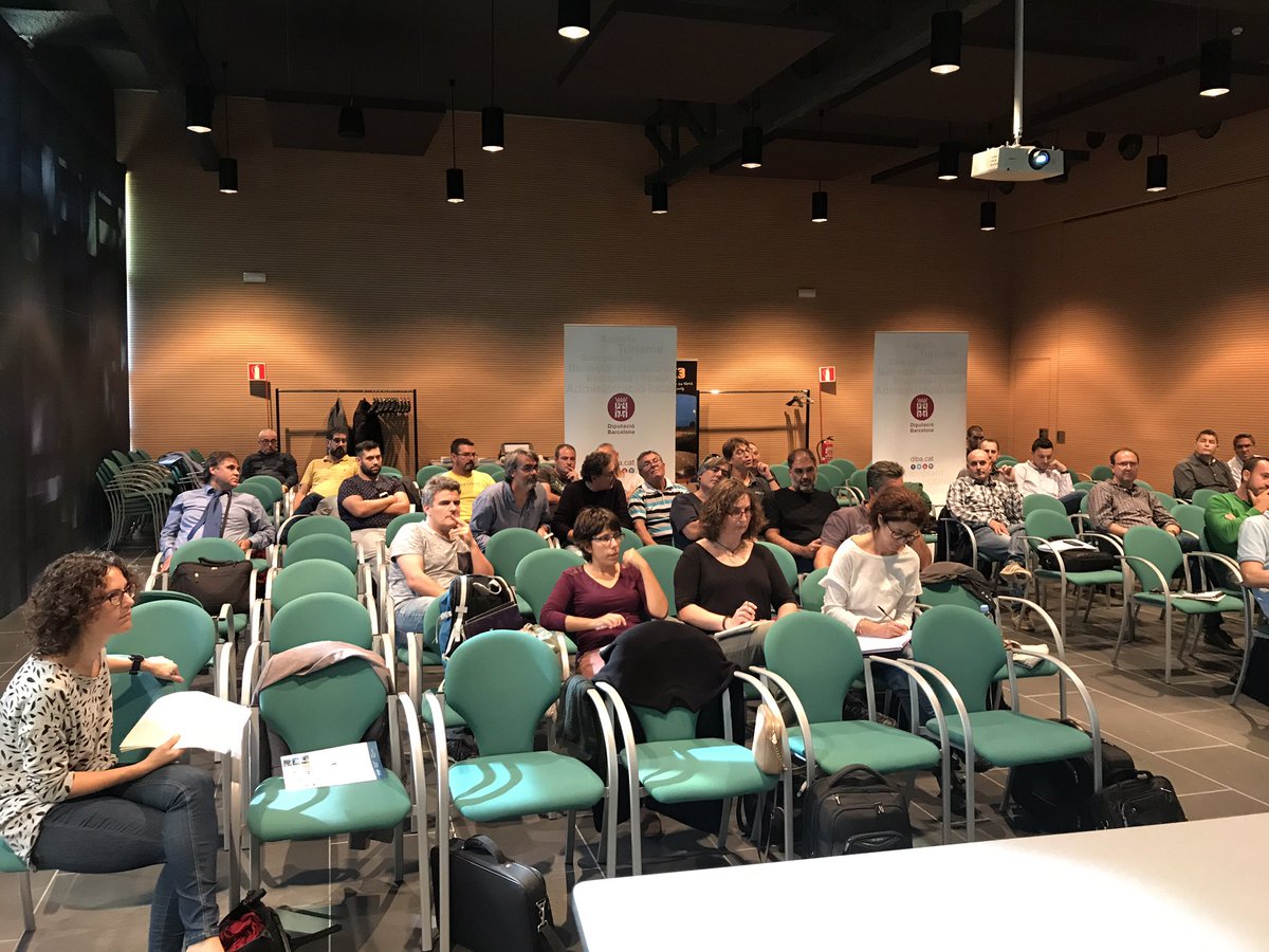 ClusterCICAT's tweet photo. Muchos municipios con dudas sobre  cambio de tecnología a #led, por eso pasamos al turno de preguntas para nuestros ponentes #Cicat @diba https://t.co/KW7APyfVqj