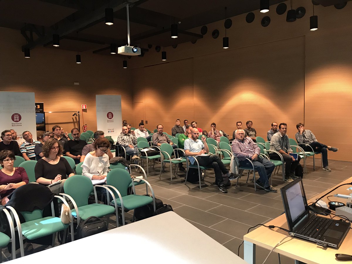 ClusterCICAT's tweet photo. Muchos municipios con dudas sobre  cambio de tecnología a #led, por eso pasamos al turno de preguntas para nuestros ponentes #Cicat @diba https://t.co/KW7APyfVqj