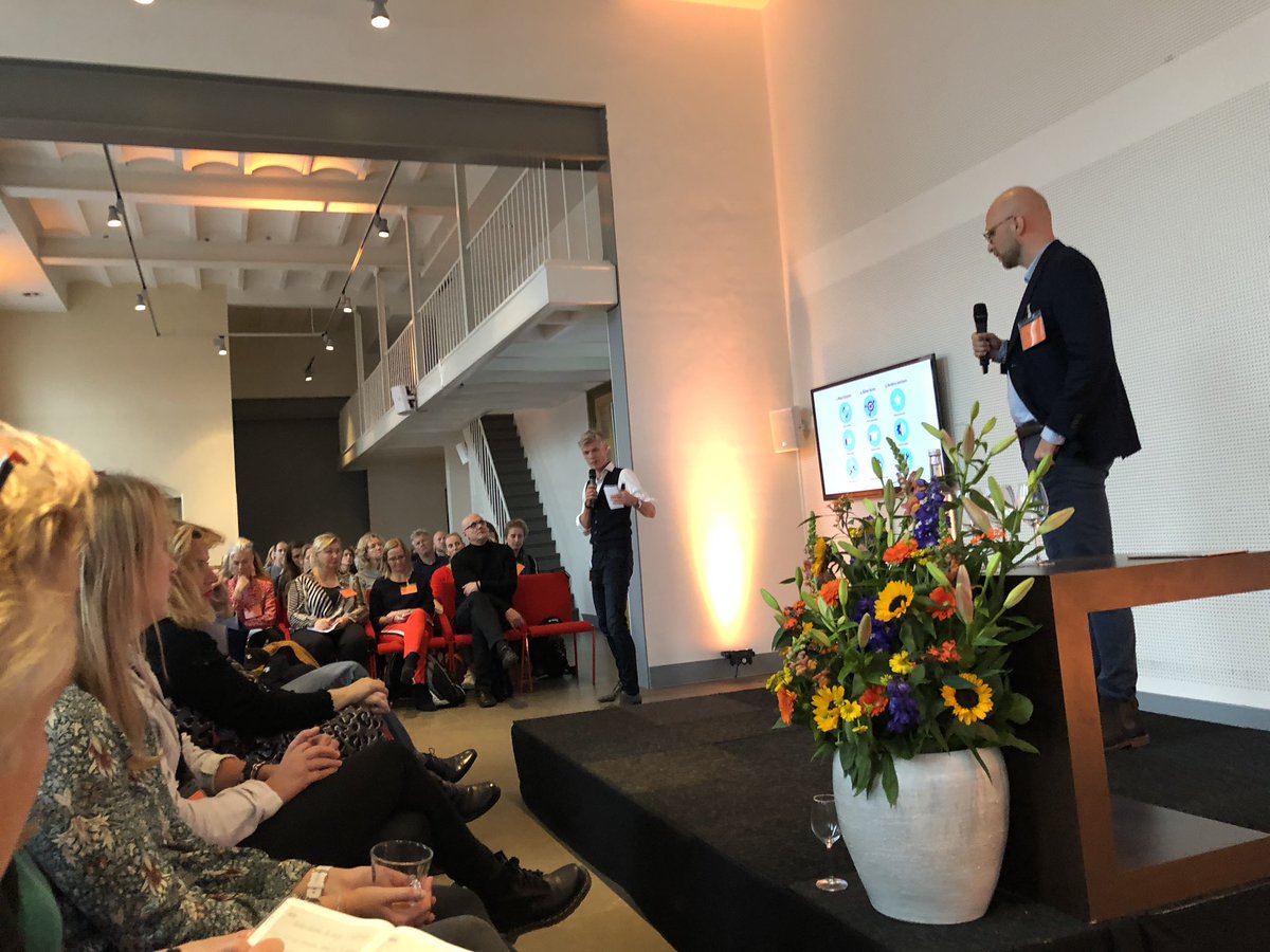 SociaalWerkNL's tweet photo. Geert-jan Buisman en Lieke Offringa van @MinVWS lichten de bedoeling van de campagne #ikzorg toe: hoe laat je zien dat werken in #zorg en #welzijn divers is, en echt meer mensen nodig heeft. Voorwaarden moeten ook beter. #ikzorgdat verhalen en foto’s van 120 zorg&welzijnsorg. https://t.co/POIw7gxvZ9