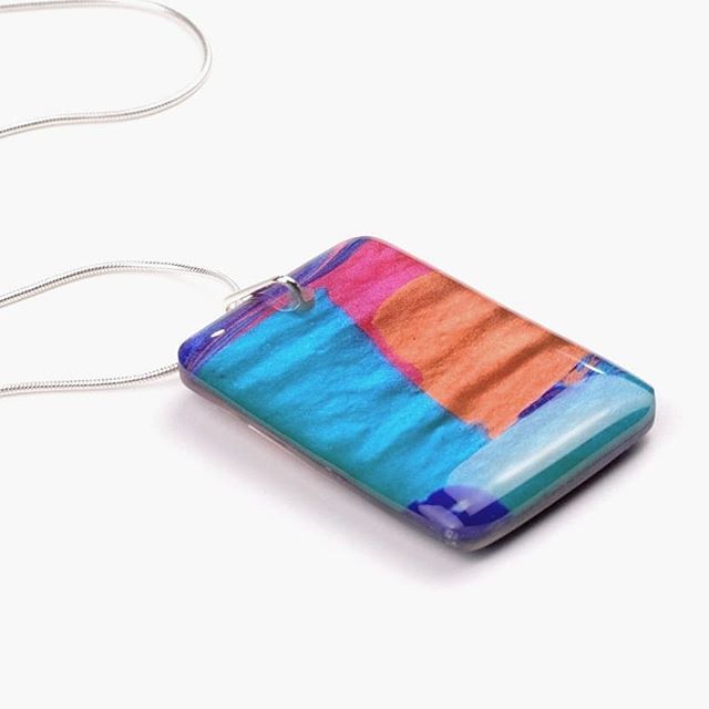 JoJoBlue_Design's tweet photo. A close up of my previous post showing the vibrancy of colour in this resin pendant 😊
#theartofselfexpression #jewelrylover #makersgonnamake #colourburst #colourfuljewellery #contemporaryjewellery #abstractjewelry https://t.co/rncn326OFW https://t.co/SvnG6Ox6nv