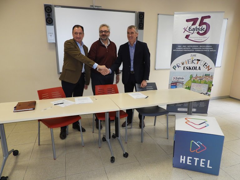 EGIBIDE's tweet photo. Firma del convenio con @WoltersKluwerEs que va a beneficiar a nuestro alumnado de #AdministraciónyFinanzas en su formación #FP #CiclosFormativos Tras el acto protocolario, visita por nuestras instalaciones #Abantean https://t.co/v0IwoqBKQf