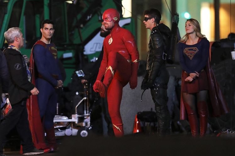 GrantUpdatesAR's tweet photo. •alerta posibles spoilers•
En su opinión, tienen teorías de que se va a tratar en este crossover? porque en la mía, sinceramente, las fotos que los chicos suben me desorientan cada vez más aún https://t.co/GHjnpo2IUd